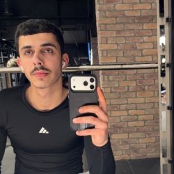 Mo