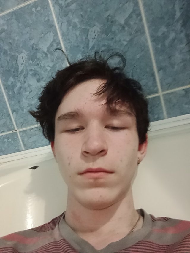 Үлкен мүшесі бар томпақ қыз