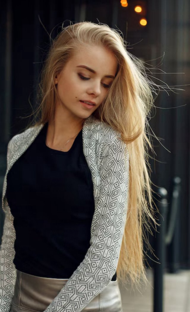 Симпатичная классная девушка Симпатичная классная девушка