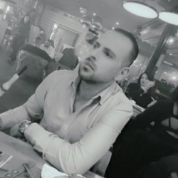 Mo